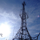 Ραδιόφωνο MW δικτυωτού πλέγματος γραμμών μετάδοσης και τηλεοπτικός πύργος